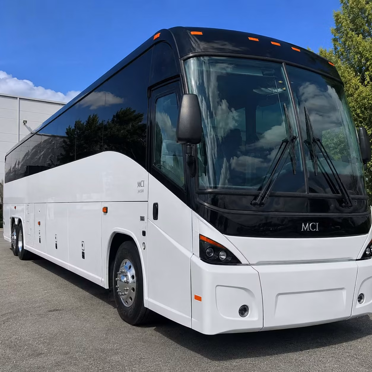 airport shuttle services for doral companies flying teams in and out of mia